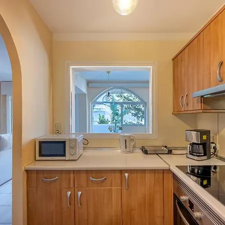 Quiet Near The Beach, Pool And Garden Apartment